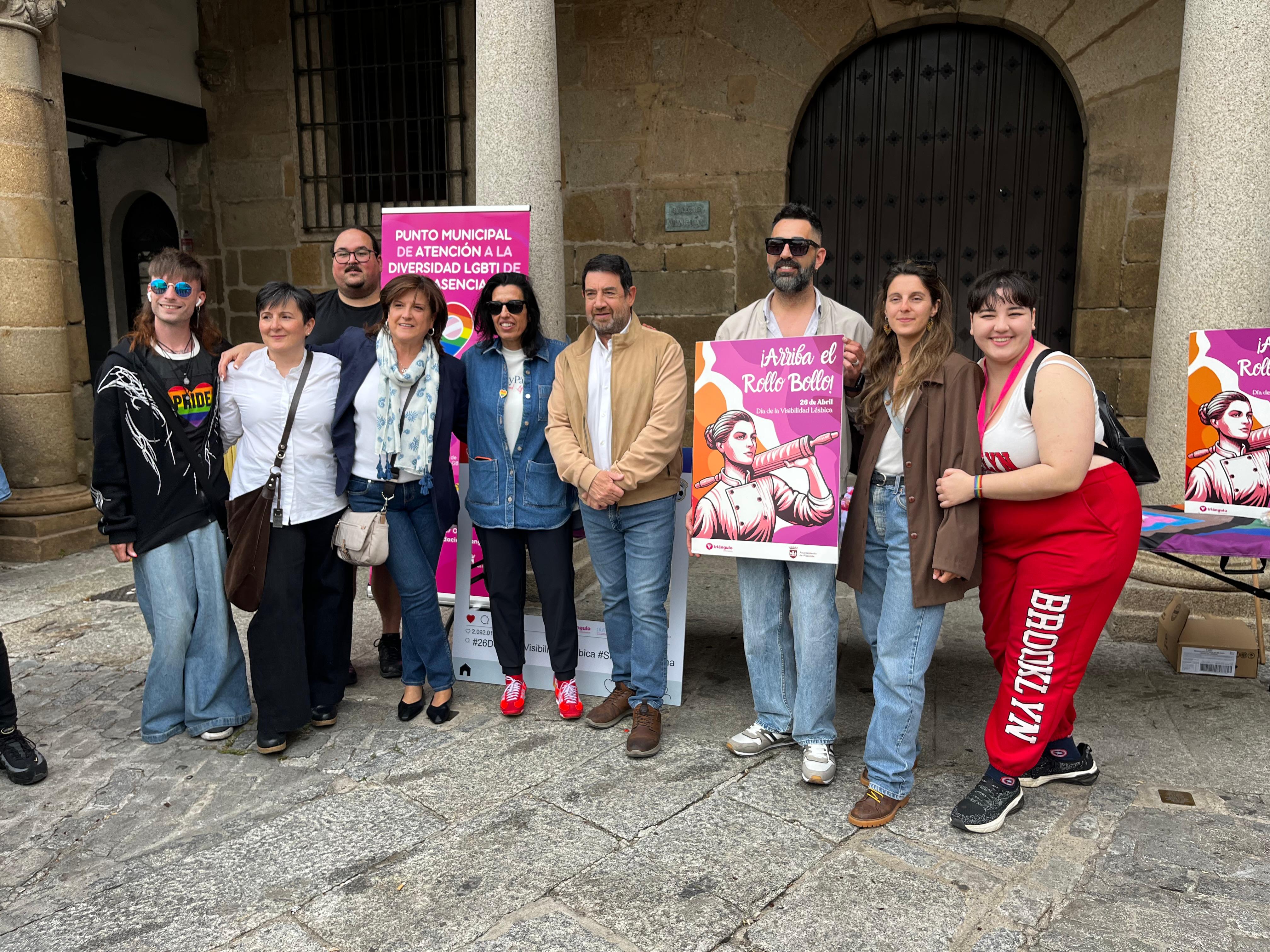 Concejales del Ayuntamiento de Plasencia junto con miembros de la Fundación Triángulo