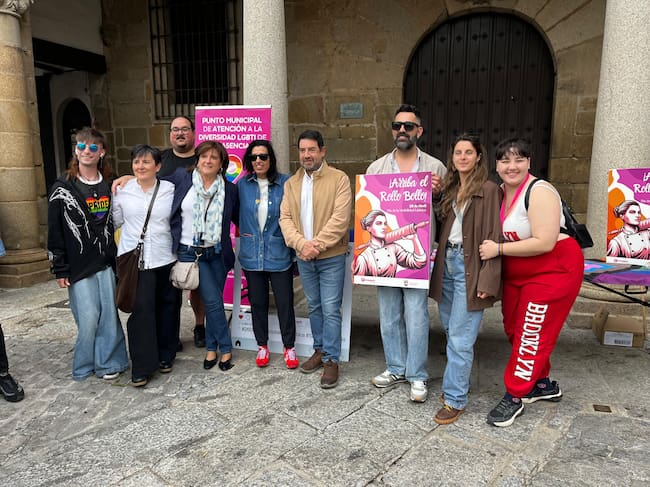 Concejales del Ayuntamiento de Plasencia junto con miembros de la Fundación Triángulo