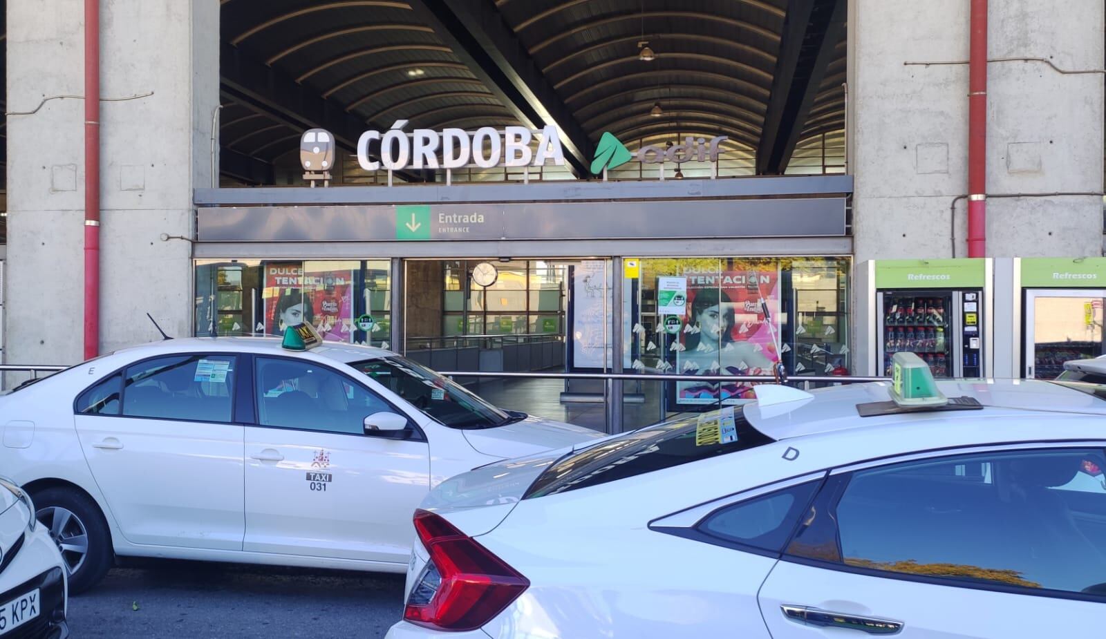 Parada de taxi en la Estación de tren de Córdoba