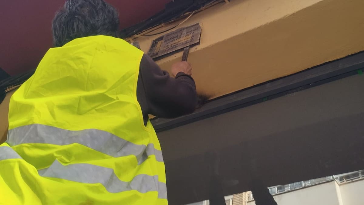 Cuenca retira más de medio centenar de placas con simbología franquista en edificios de la ciudad