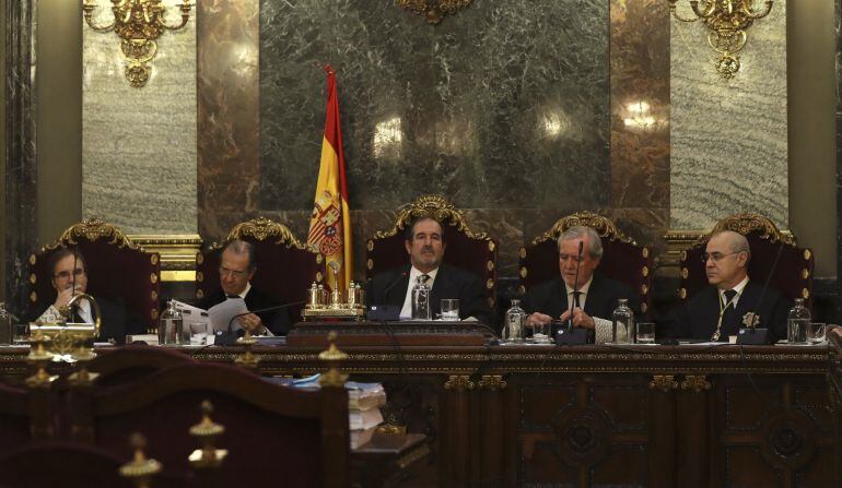  De izquierda a derecha los magistrados del Tribunal Supremo, Andrés Palomo, Miguel Colmenero, Andrés Martínez arrieta, Jose Ramón Verdugo, y Pablo Llarena, que hoy revisan la sentencia del Tribunal Superior de Justicia de Valencia (TSJV) 