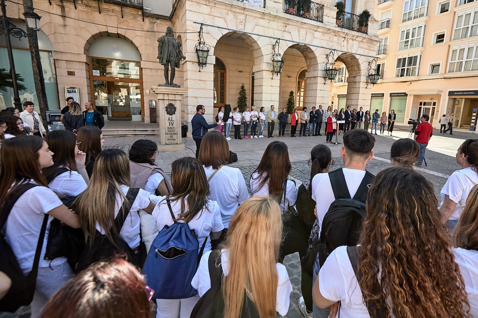 Lectura de un manifiesto este mediodía en la plaza Mayor de Gandia.