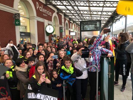 Multitudinario recibimiento a Óscar Husillos en la Estación de Palencia