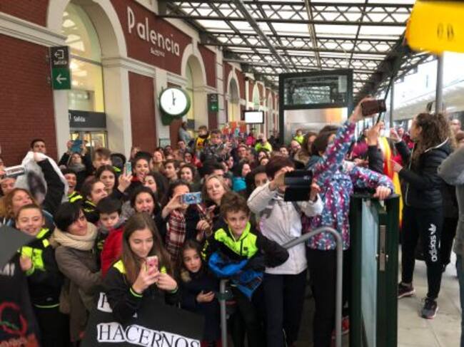 Multitudinario recibimiento a Óscar Husillos en la Estación de Palencia