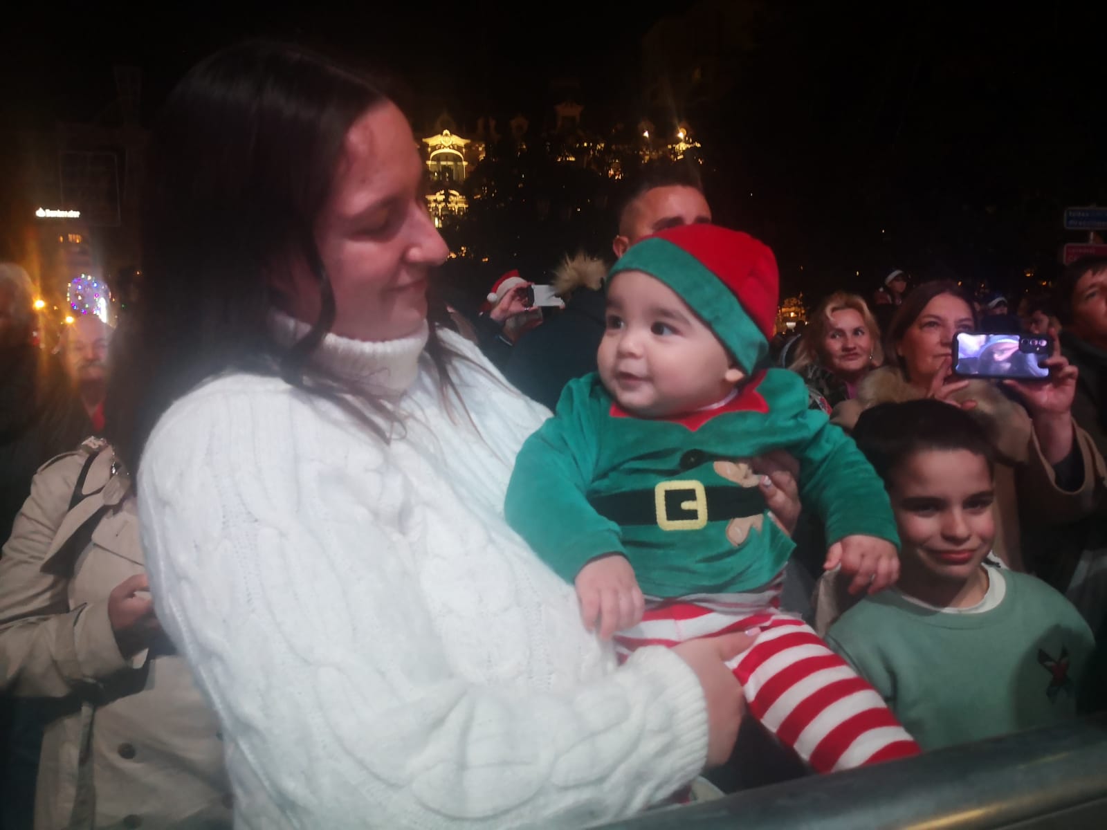 Niño vestido de elfo en el encendido del alumbrado de Navidad en Oviedo