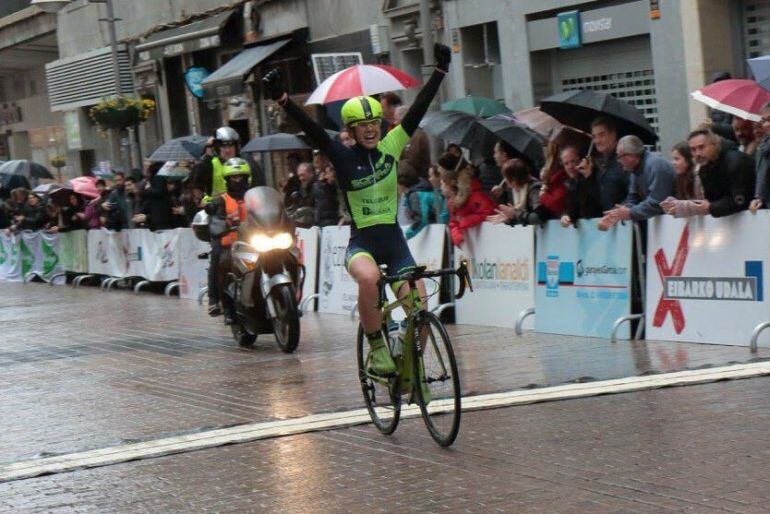 La ciclista arandina, radiante en el momento de superar la línea de meta eibarresa.