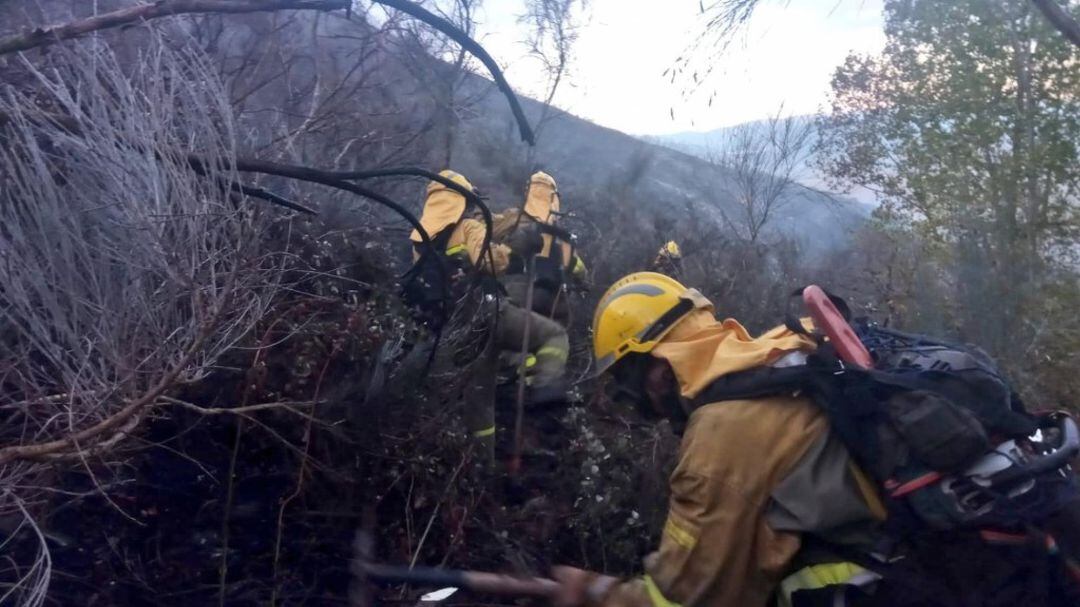 En plena acción contra el fuego