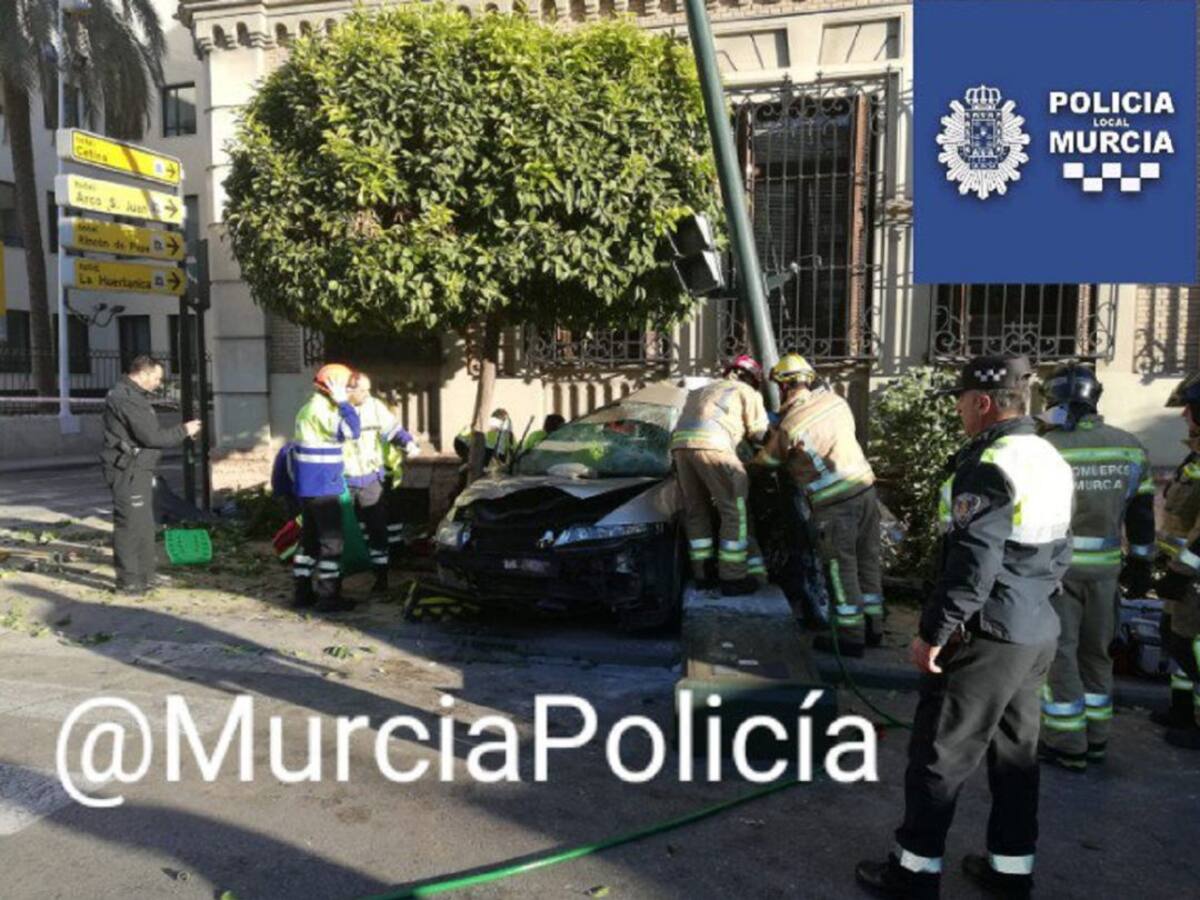 Dos hombres sufren heridas graves en un accidente de tráfico en Murcia