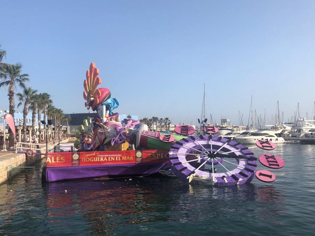 Remate de la foguera de Port d&#039;Alacant en el agua