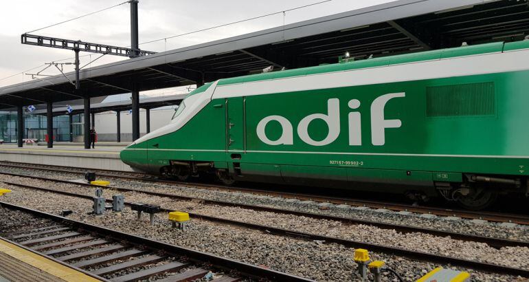 El tren de pruebas de alta velocidad de ADIF, en la estación de Granada este miércoles