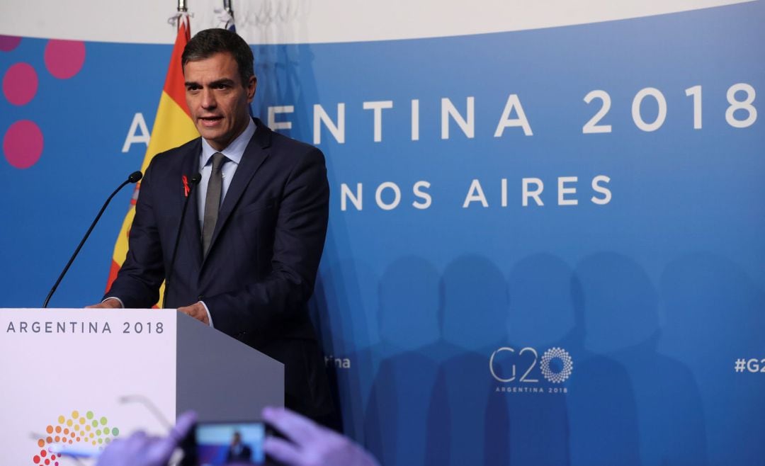 El presidente del gobierno español, Pedro Sánchez, comparece en rueda de prensa durante la cumbre de líderes del G20, en Buenos Aires (Argentina).