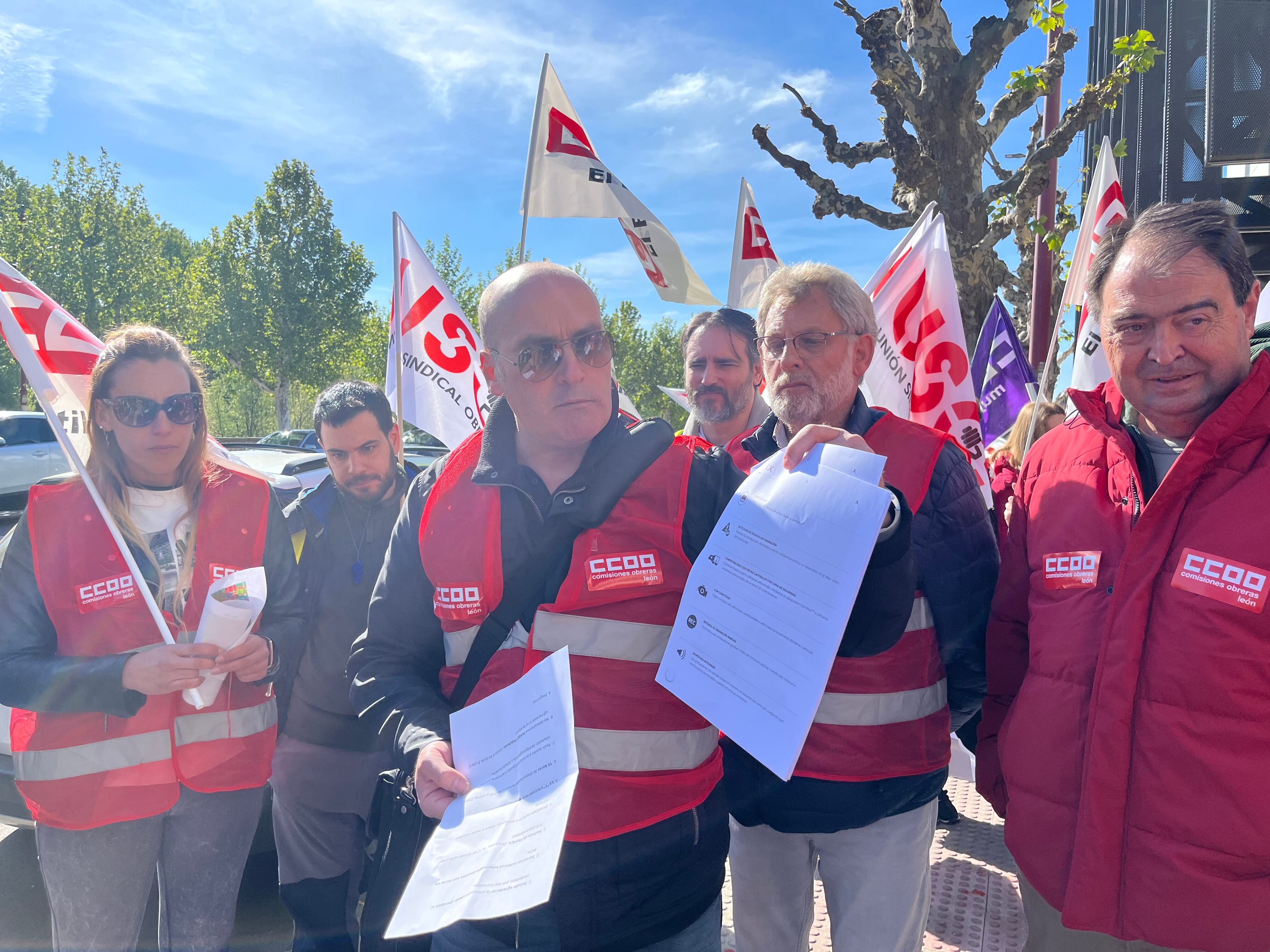 Los sindicatos CCOO y USO llevan a cabo una protesta frente a la estación de autobuses de León
