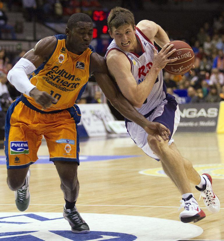 GRA361. VALENCIA, 09/11/2014.- El alero checo del Obradoiro Pavel Pumprla (d) con el balón ante el alero estadounidense del Valencia Basket Romain Sato (i), durante el partido de la sexta jornada de Liga ACB disputado hoy en Pabellón Fuente de San Luis de Valencia. EFE/Miguel Ángel Polo