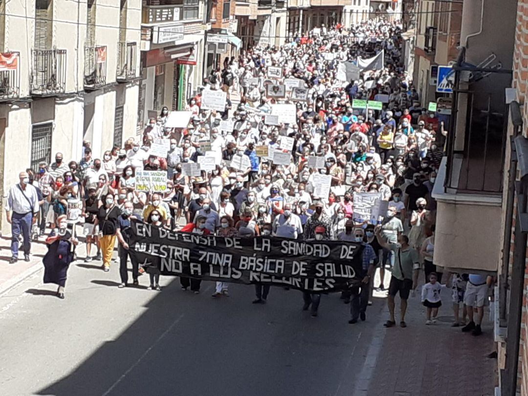 Más de un millar de personas se manifiestan en Nava de la Asunción en defensa de la sanidad rural