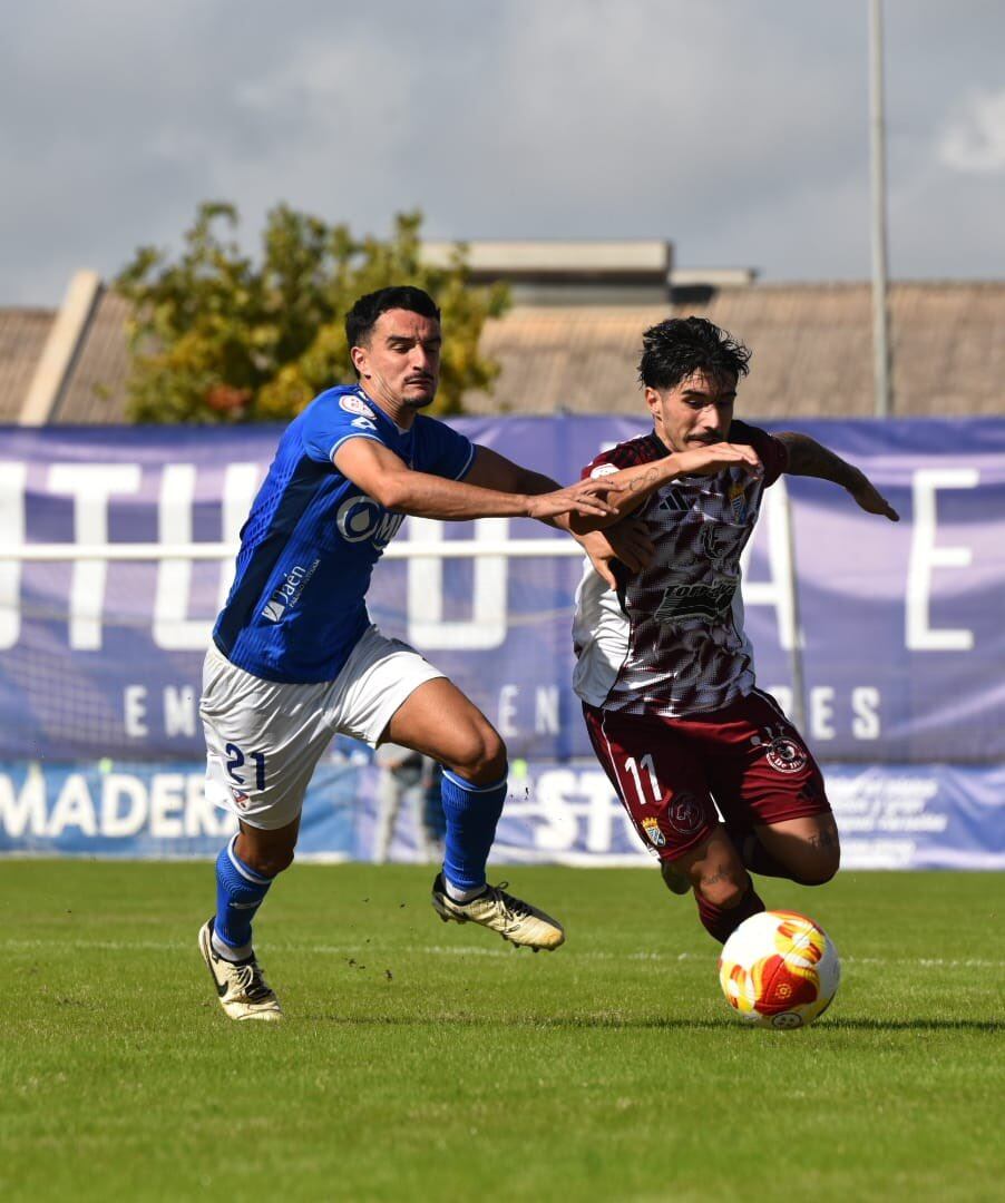 Mati Castillo en pugna con un jugador del Linares