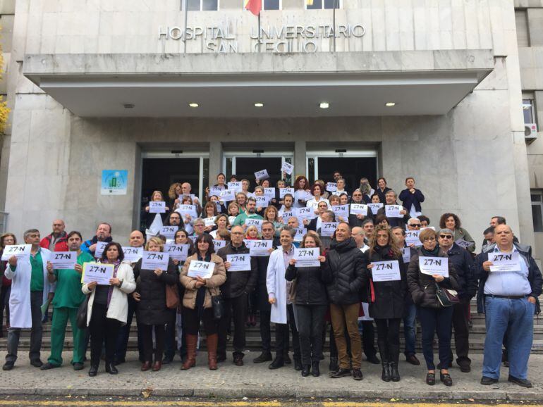 Concentración ante el viejo Hospital San Cecilio de Granada contra la fusión hospitalaria