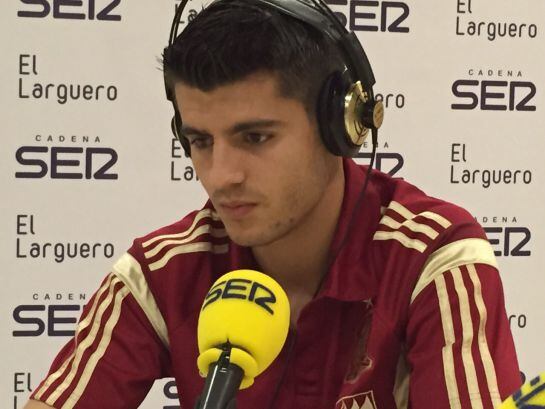 Álvaro Morata se sienta ante el micrófono de 'El Larguero'