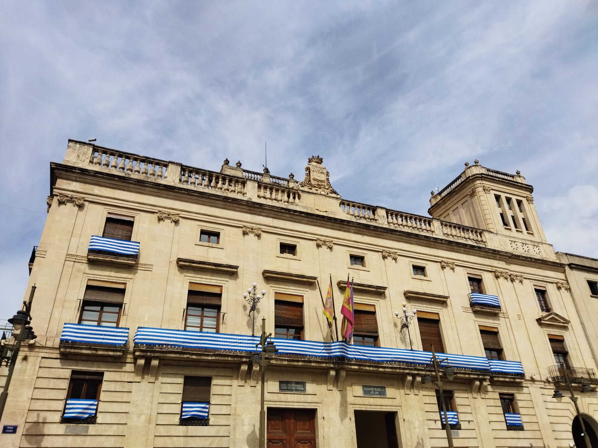 El Ayuntamiento de Alcoy está engalanado con banderas del Alcoyano