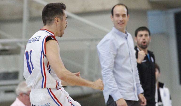 José González celebra uno de sus triples