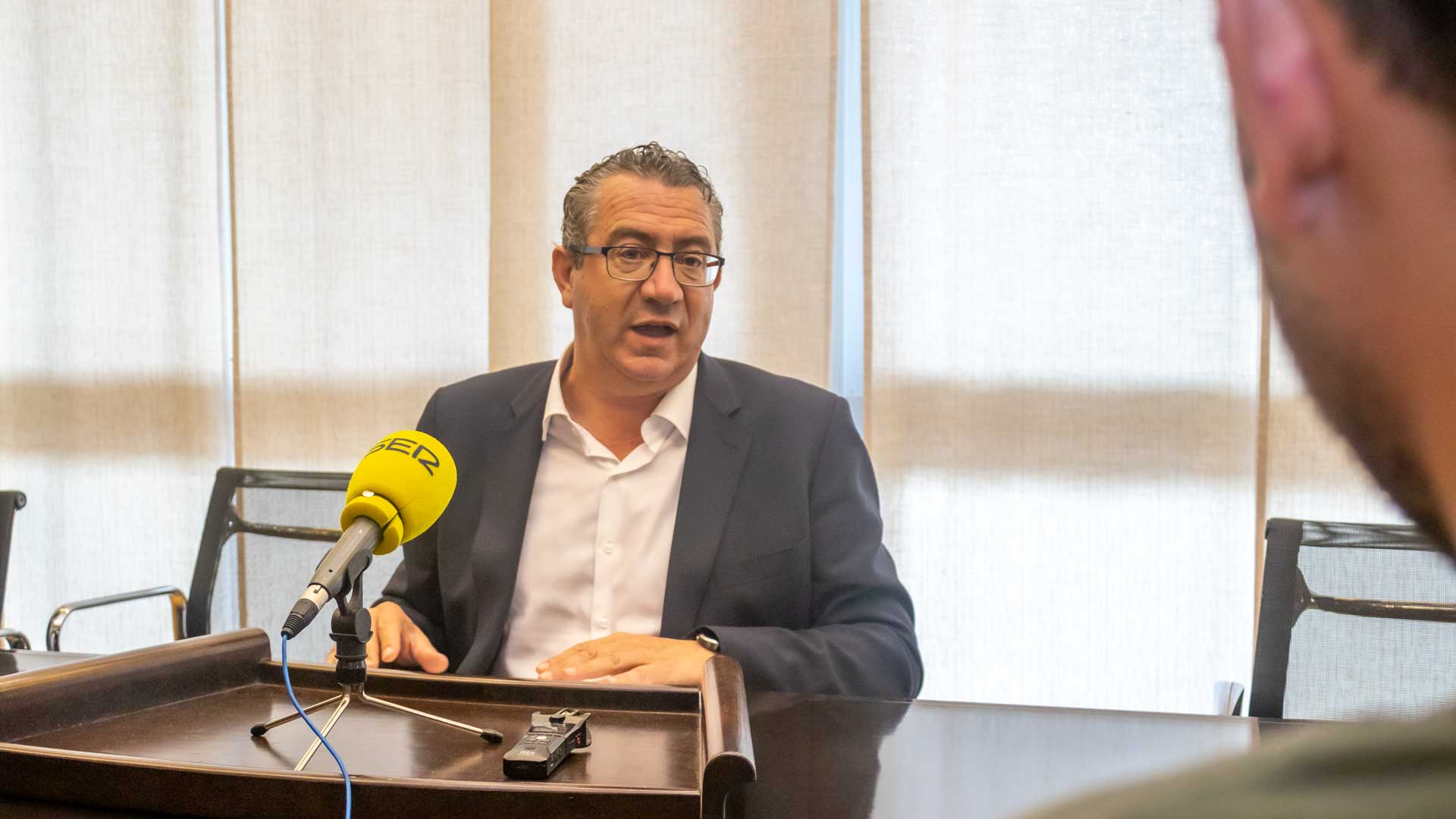 El alcalde de Benidorm, Toni Pérez, durante la rueda de prensa de este viernes en la que ha anunciado una nueva reducción del IBI