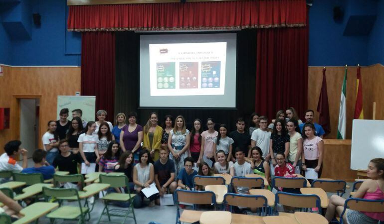 Foto de familia con alumnas y alumnos que han elaborado los cortometrajes y responsables del IES, CIJ y Centro Salud