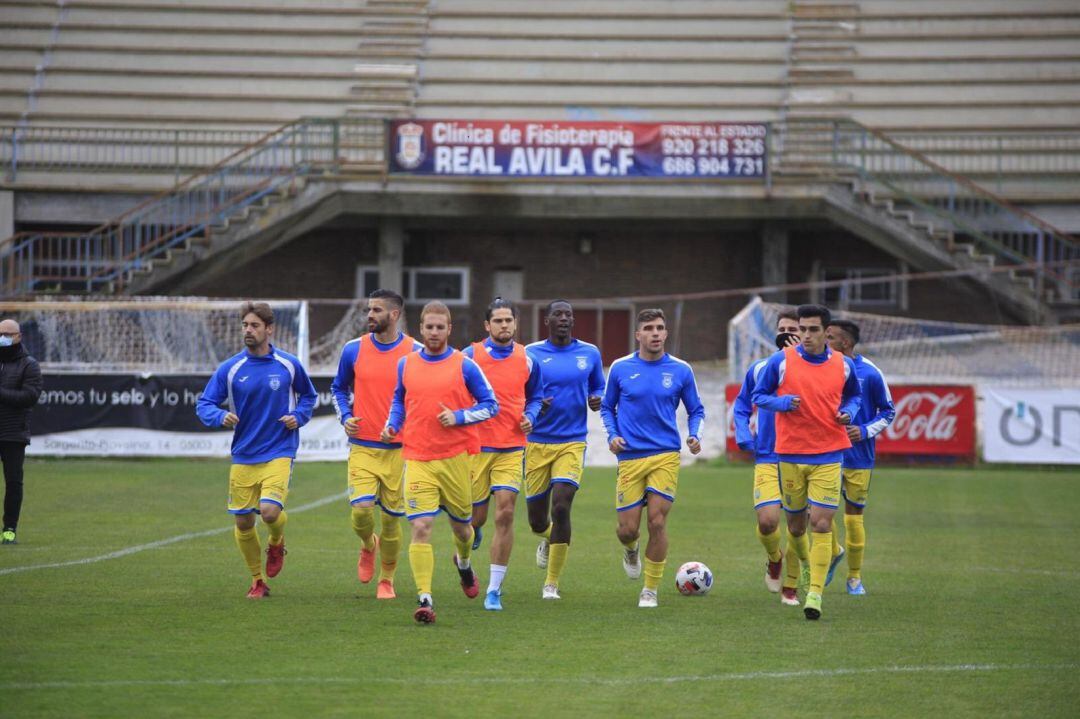 Los jugadores de la Arandina durante su calentamiento en el reciente duelo ante el Ávila.