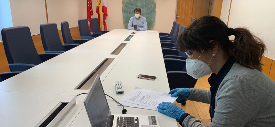 La concejal de Educación y el alcalde han felicitado a los estudiantes premiados