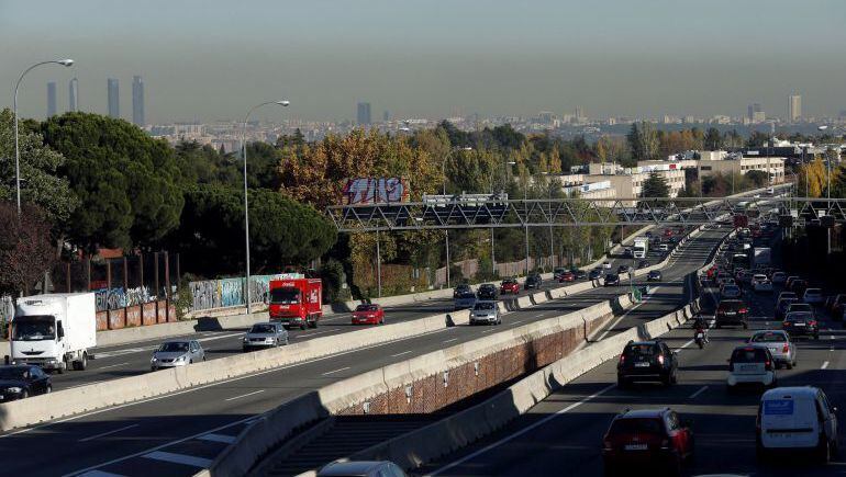 Diversos vehículos circulan por la carretera de la Coruña, en sentido entrada a la capital