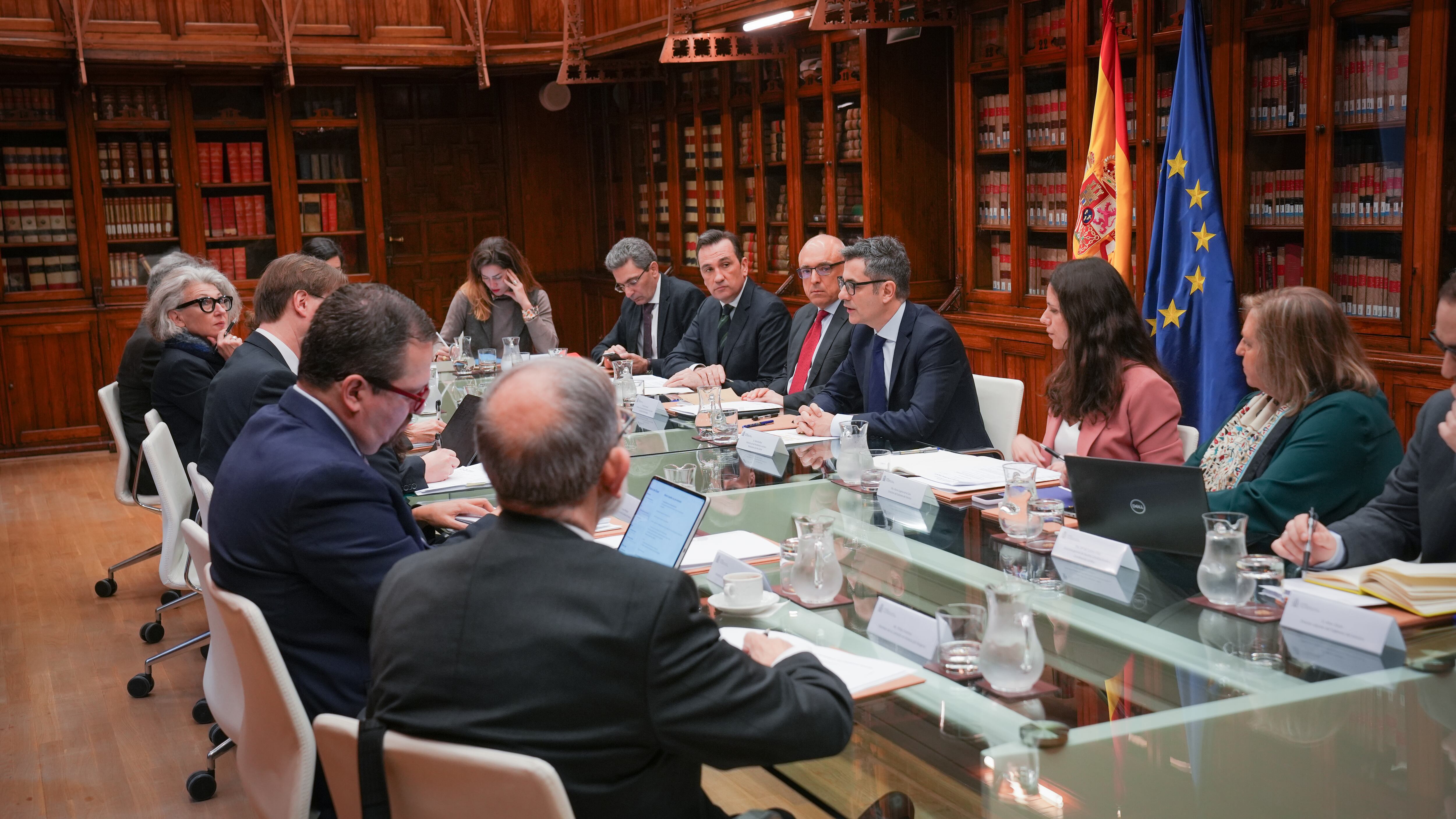 La delegación de la Comisión de Venecia que emitirá un informe sobre la ley de amnistía se reúne con el ministro de la Presidencia, Félix Bolaños.