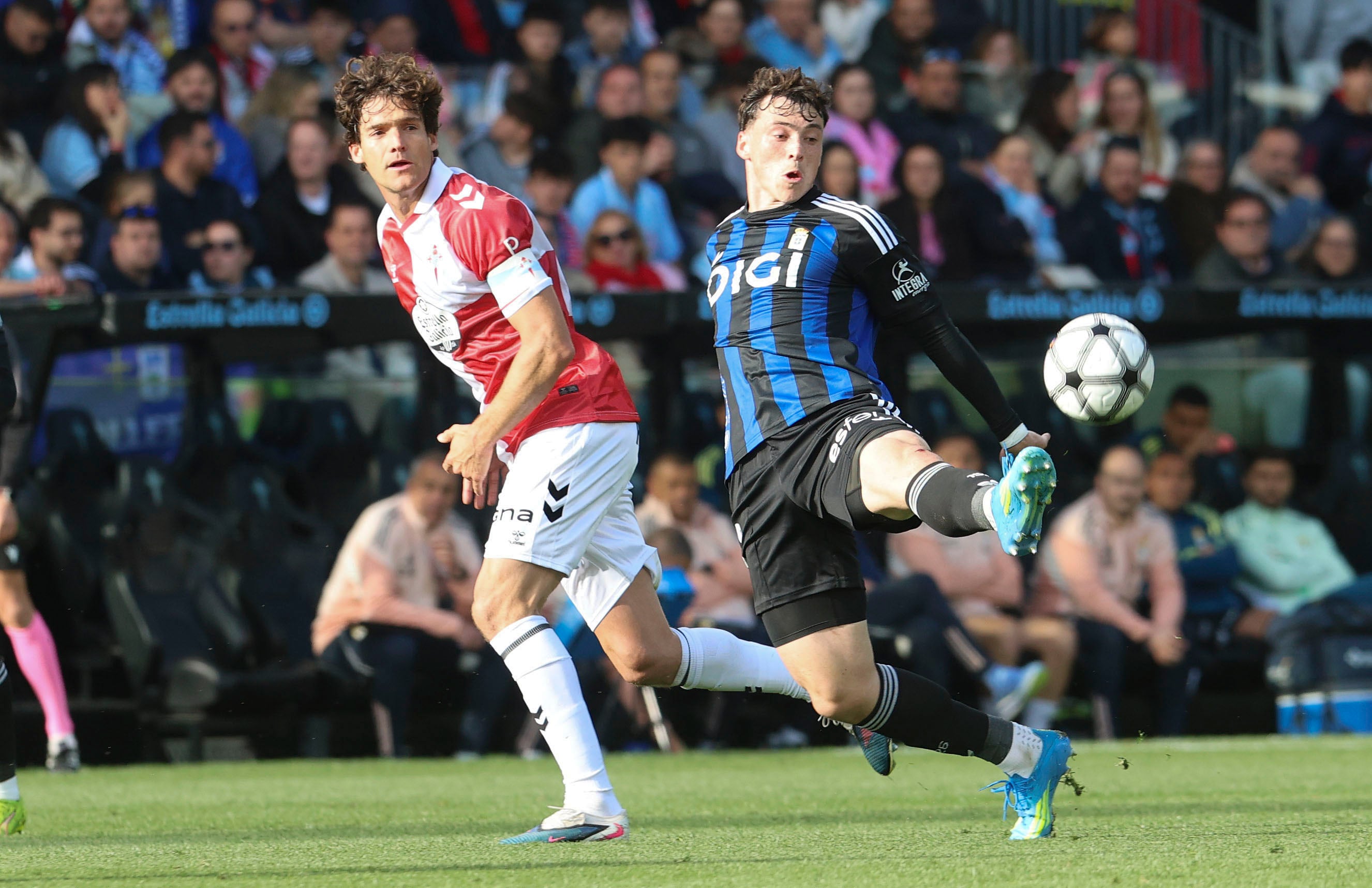 VIGO (PONTEVEDRA), 12/04/2026.- El jugador del Celta Marcos Alonso y el jugador del Oviedo Federico Viñas, durante el partido de la jornada 31 de la LaLiga EA Sports de fútbol que Celta de Vigo y Real Oviedo disputan este domingo en el estadio de Balaídos. EFE/ Salvador Sas