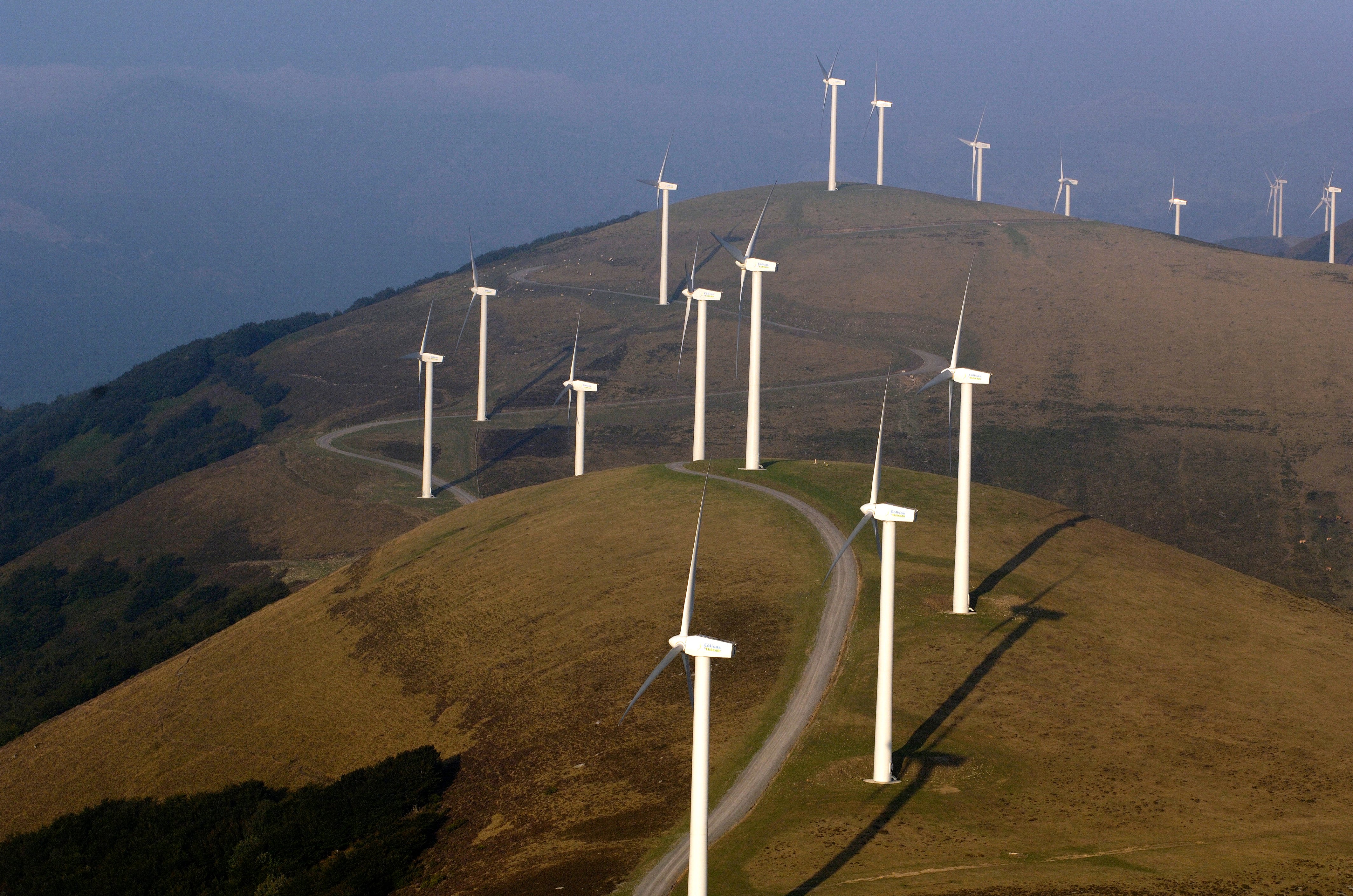 Vista aerea de los aerogeneradores de la Sierra de Elgea