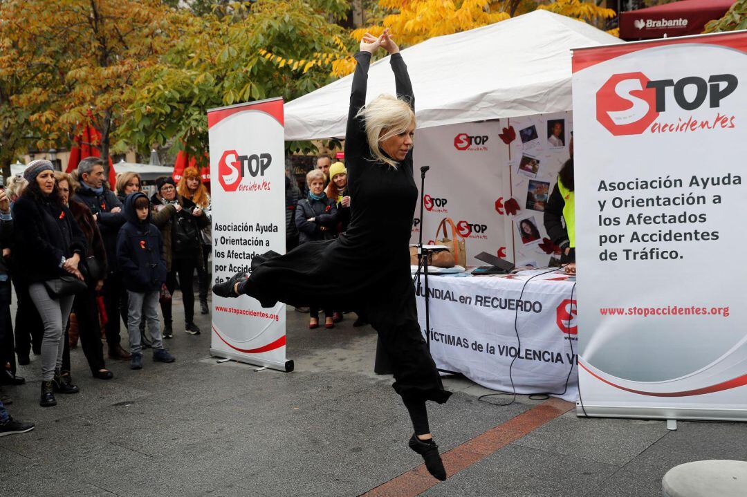 Una bailarina actúa el acto organizado por Stop Accidentes con ocasión del Día Mundial en Recuerdo de las Víctimas de la Violencia Vial.
