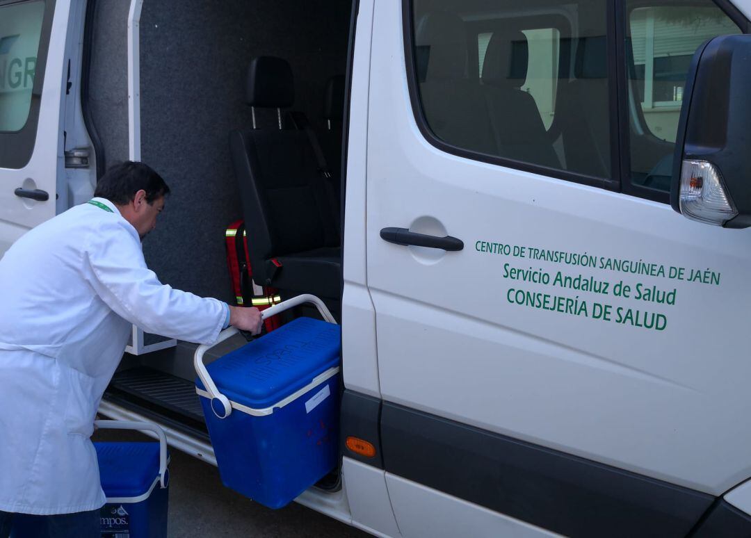 Un profesional del Centro de Transfusión Sanguínea de Jaén.