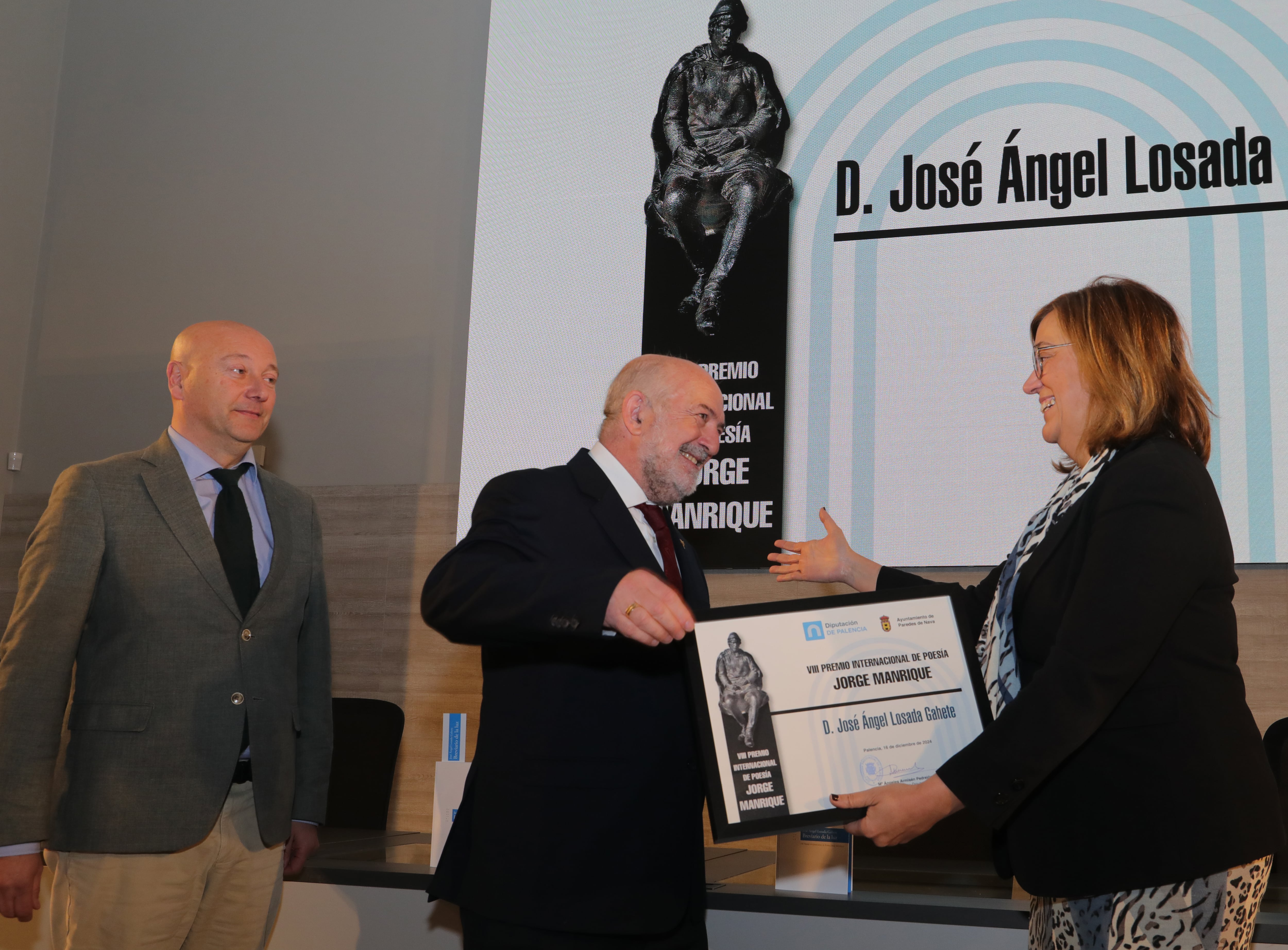 La presidenta de la Diputación, Ángeles Armisén; y el alcalde de Paredes de Nava, Luis Calderón, entregan el premio Internacional de Poesía Jorge Manrique 2024 a José Ángel Losada