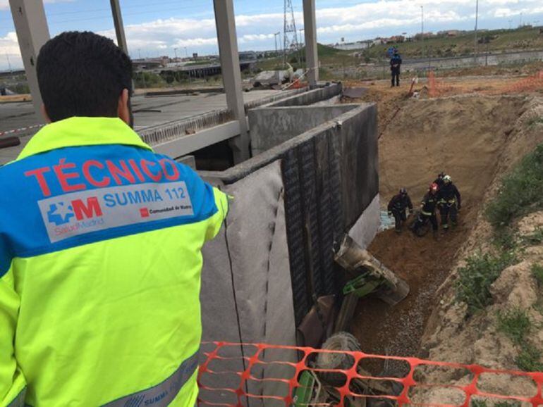 Muere un trabajadador al caer la excavadora que conducía