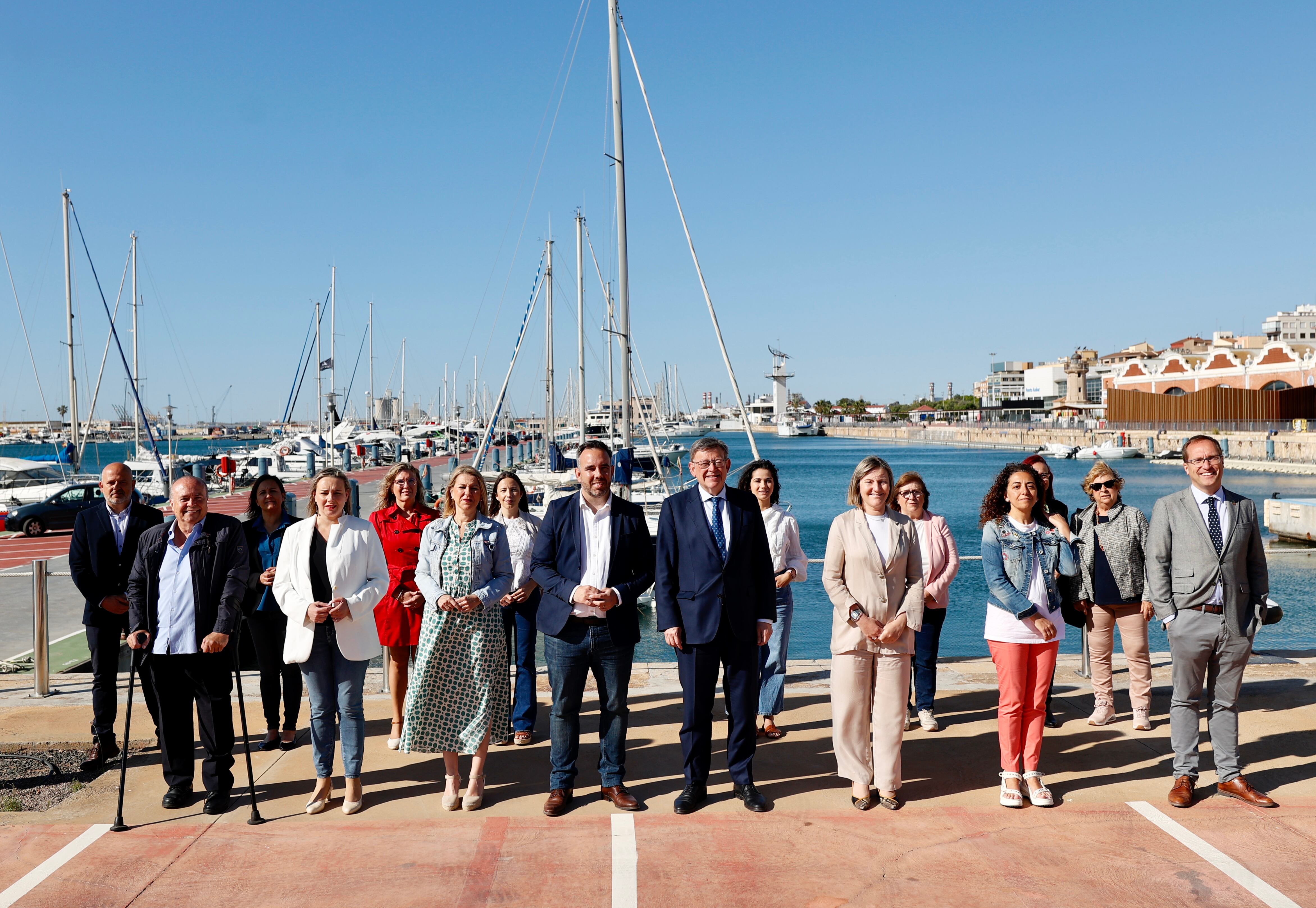 GRAFCVA3407. CASTELLÓN DE LA PLANA, 16/05/2023.- El president de la Generalitat y candidato socialista a la reelección, Ximo Puig, se hace una foto de familia con los candidatos autonómicos del PSPV-PSOE por la provincia de Castellón.EFE/ Domenech Castelló