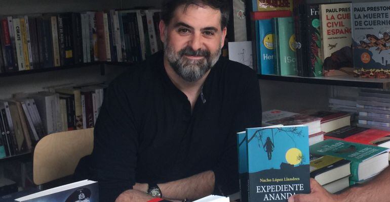 Nacho López Llandres con su novela "Expediente Ananda"