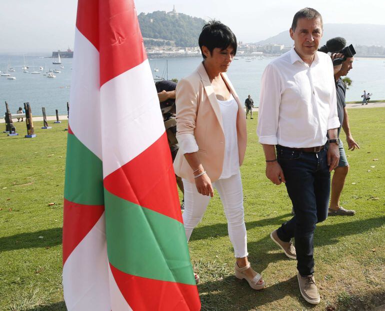 El candidato a lehendakari por EH Bildu, Arnaldo Otegi, junto a Maddalen Iriarte, número dos en Gipuzkoa