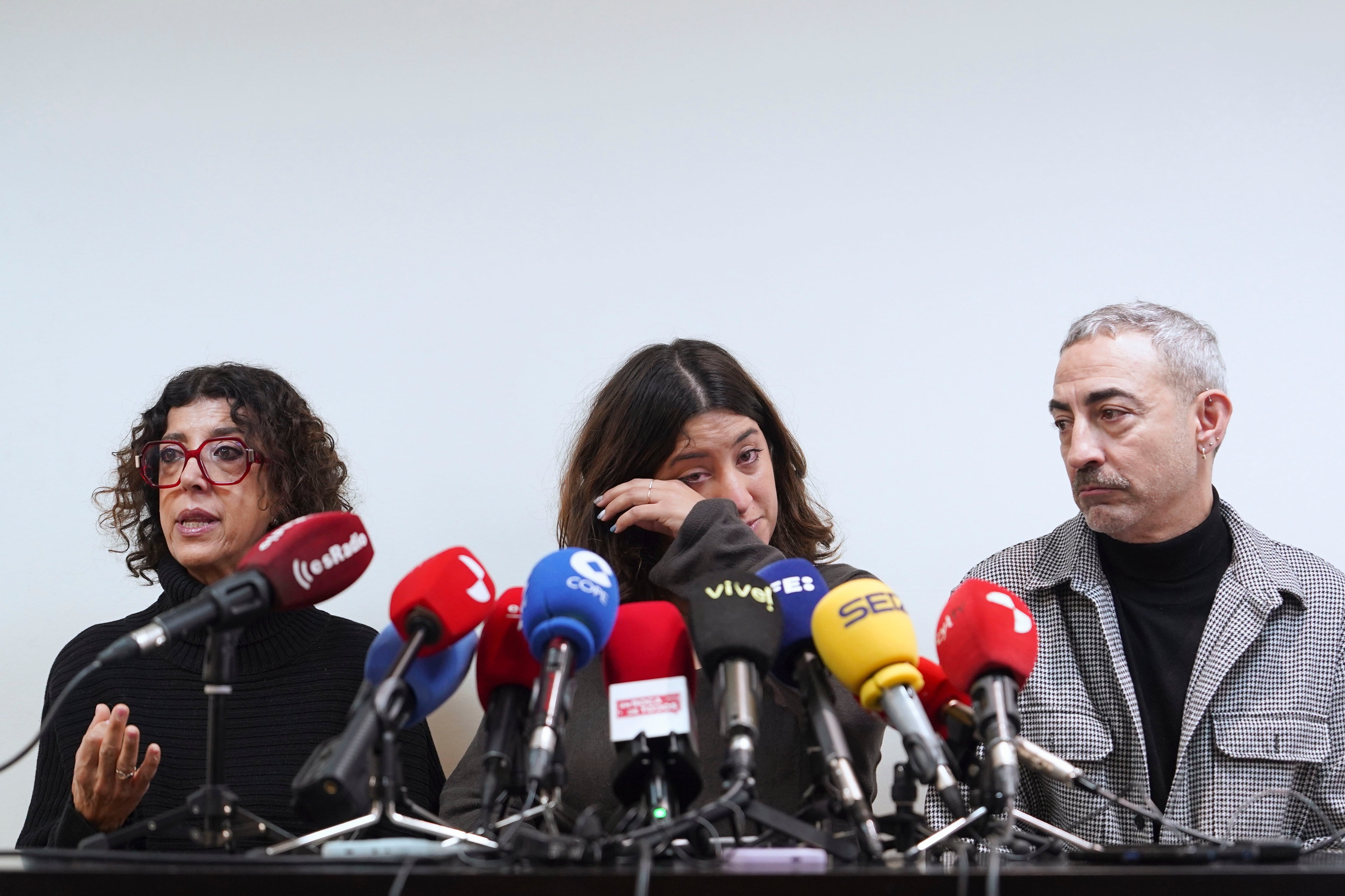 VALLADOLID, 27/01/2026.- Los padres y la hermana, de Sergio Delgado, el joven vallisoletano asesinado en febrero de 2024 cuando celebraba una despedida de soltero en Burgos, ofrecen una rueda de prensa el día antes del comienzo del juicio contra el acusado de matar al joven. EFE/Nacho Gallego