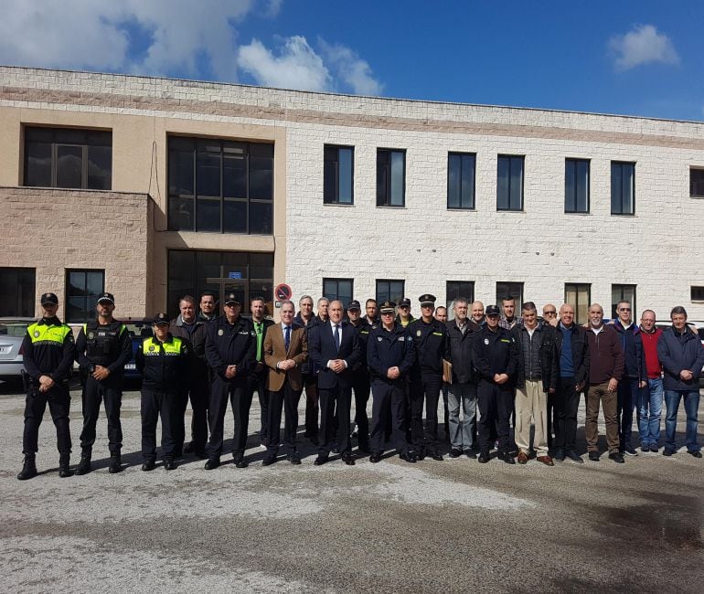 El alcalde, José Ignacio Landaluce, y el concejal Jacinto Muñoz en una reunión celebrada, este lunes, con efectivos de la Policía Local.