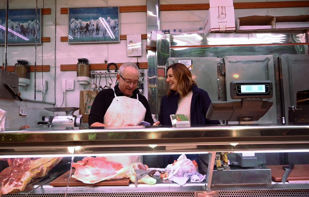 La alcaldesa de València, María José Catalá, ha visitado este sábado el mercado central de la ciudad.