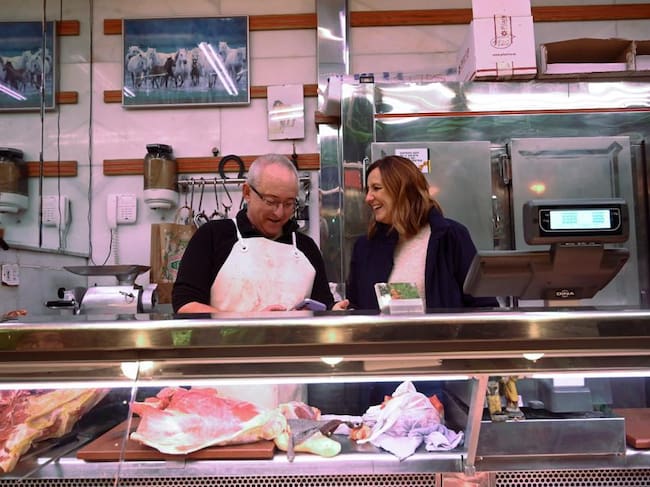 La alcaldesa de València, María José Catalá, ha visitado este sábado el mercado central de la ciudad.
