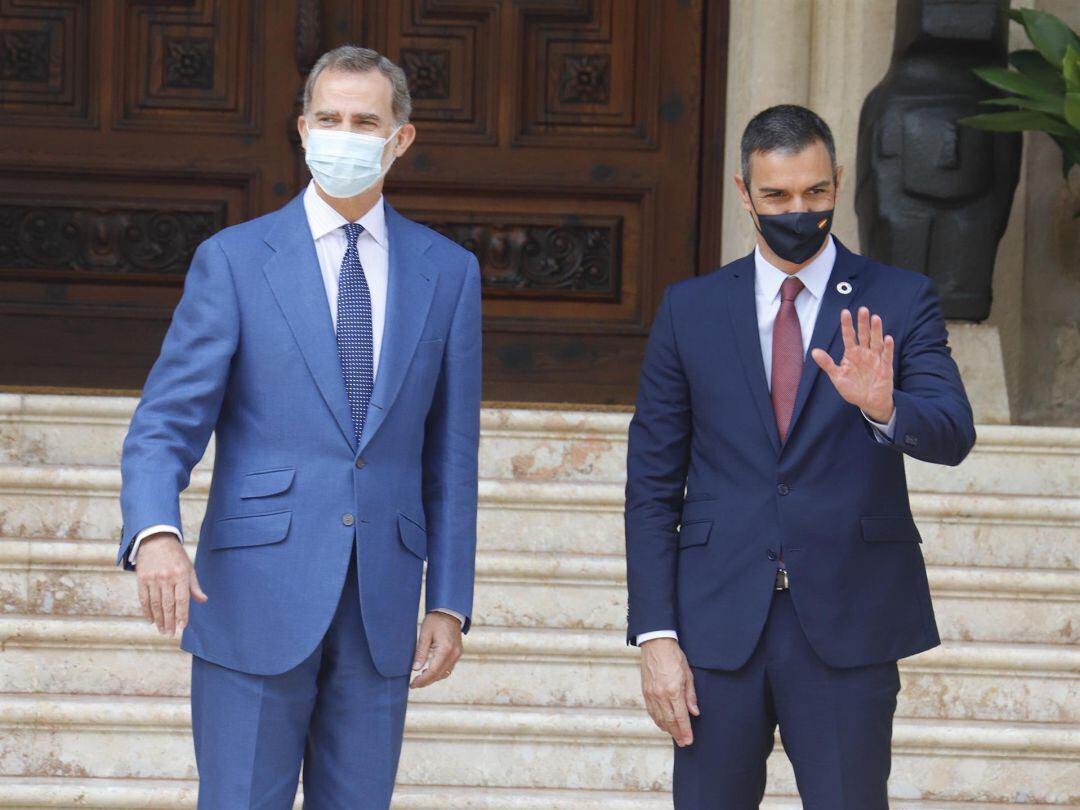 El Rey Felipe VI y el presidente del Gobierno, Pedro Sánchez, en el Palacio de Marivent el pasado miércoles.