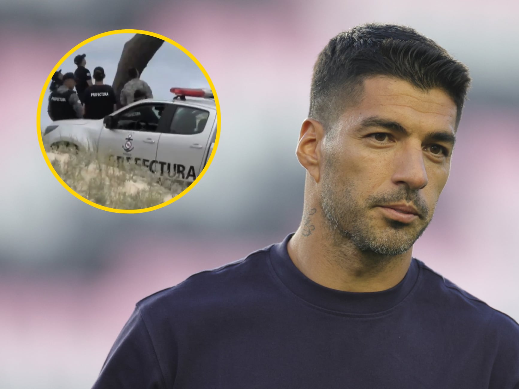 Luis Suarez de fondo, mientras ayuda a la persona en cuestión dentro del círculo