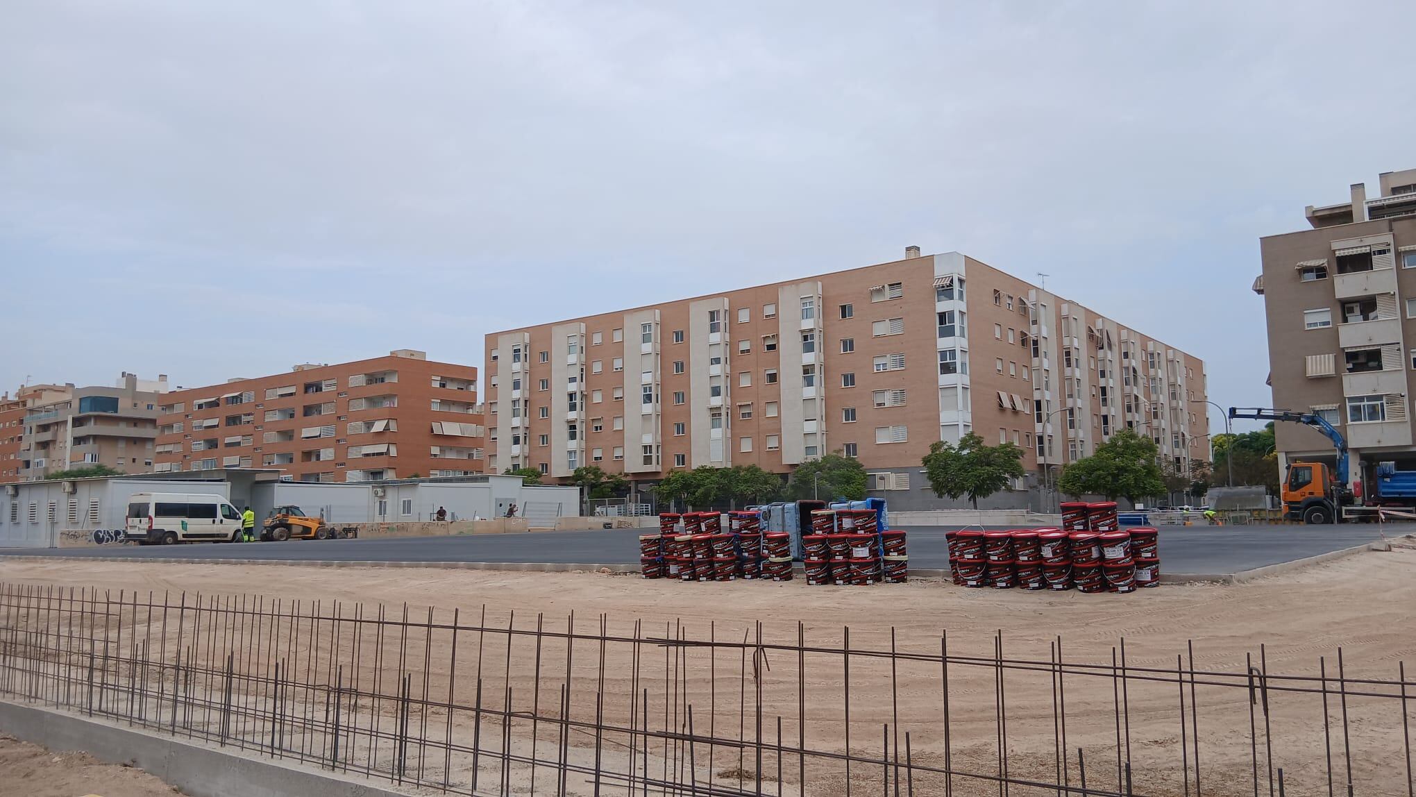 Operarios trabajan en el CEIP Pla - Carolinas durante el primer día de colegio