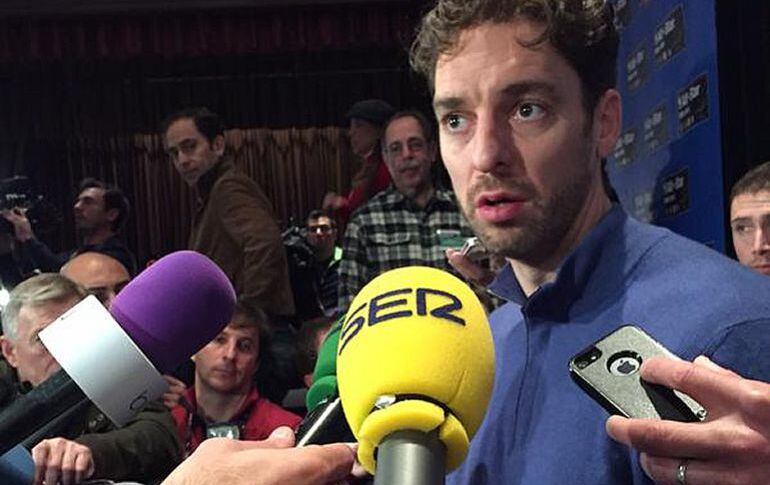 Pau Gasol atiende a los medios, entre ellos a la SER