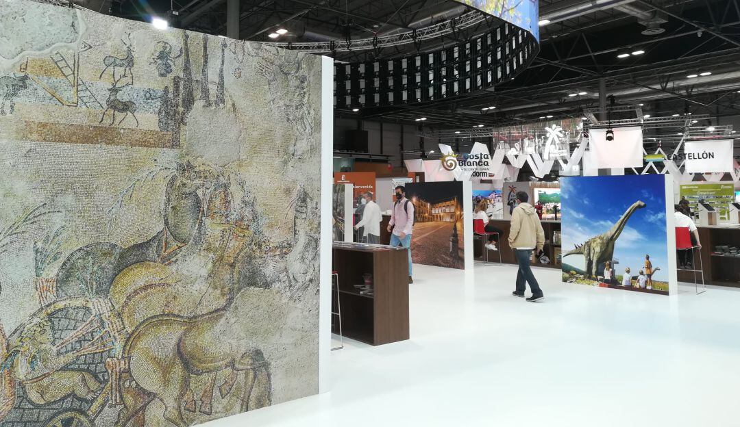 El mosaico de Noheda y la ruta de los Dinosarios en el stand de Castilla-La Mancha en Fitur.