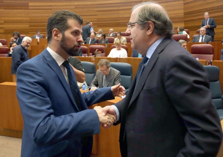 Luis Tudanca y Juan Vicente Herrera se saludan en el debate del estado de la comunidad