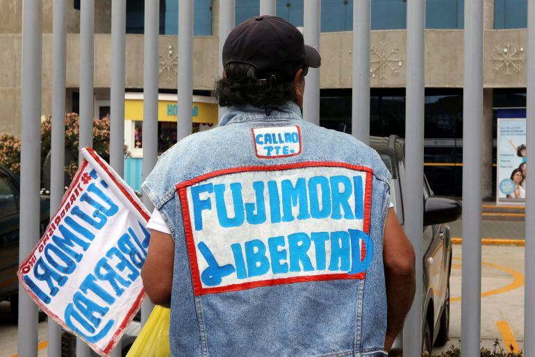 Uno de los seguidores de Fujimori a las puertas de la clínica en la que recupera el expresidente