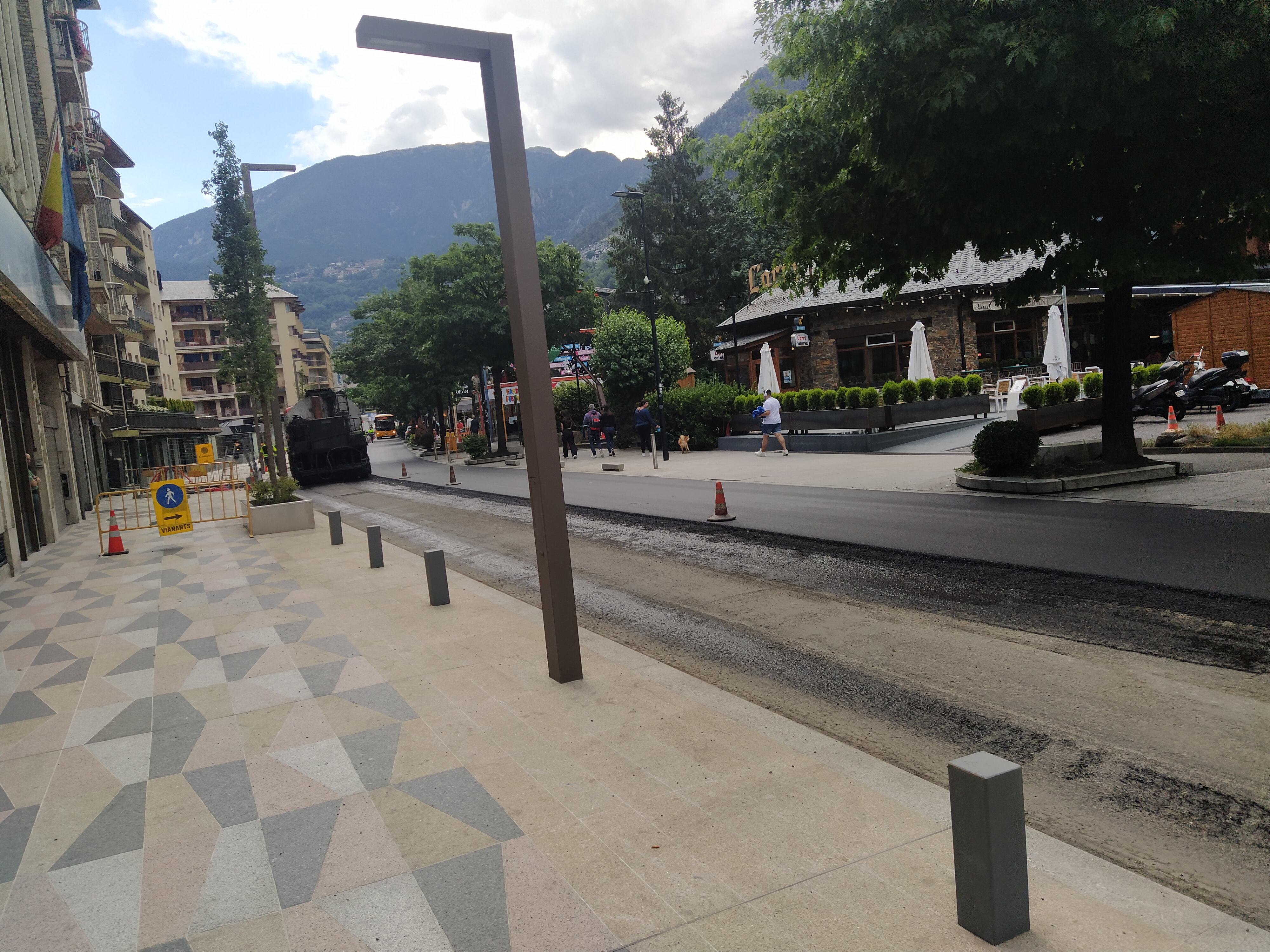 Operaris han reposat el paviment al carrer de Prat de la Creu d&#039;Andorra la Vella